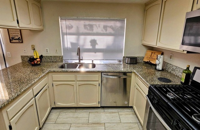 Charming 3-bedroom house with AC and WiFi in serene Victorville