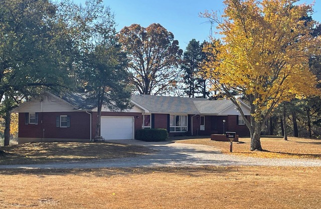Charming 3-bedroom farmhouse in Waynesville with AC, WiFi