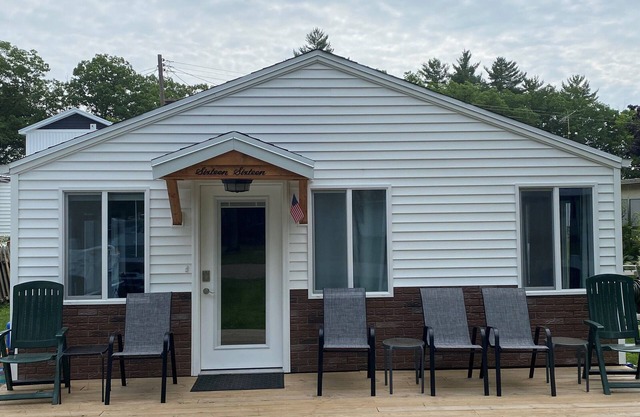 Charming 3-bedroom cottage with WiFi and AC in delightful White Cloud