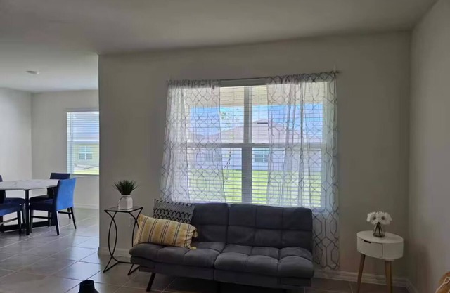 Charming 3-bedroom house in fantastic Winter Haven with WiFi, AC, Community Pool