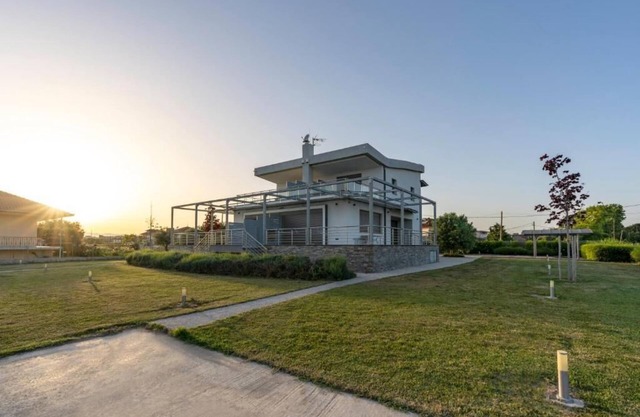Charming 3-bedroom villa in marvelous Korinos with fitness room, WiFi