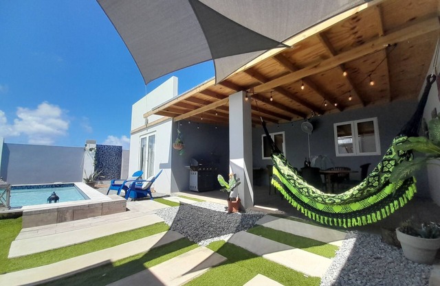 Charming 3-bedroom villa with private pool, great alarm system, WiFi, hot water!