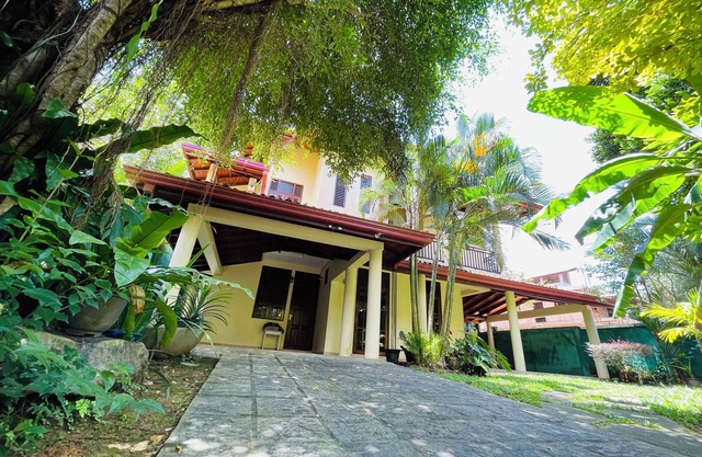 Charming 3-bedroom villa with WiFi and AC in Galle