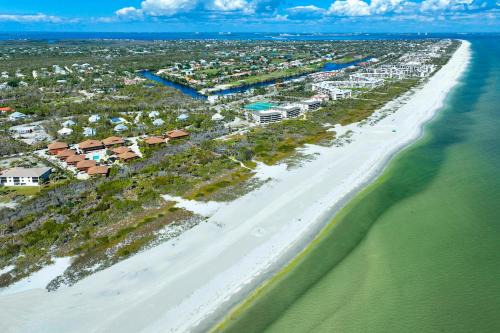Charming 3-Bedroom Villa with Gulf Views & Screened Porch