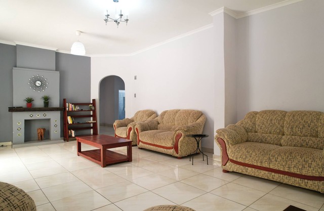 Charming 3-bedroom resort with Garden, swimming pool, WiFi, AC in Livingstone