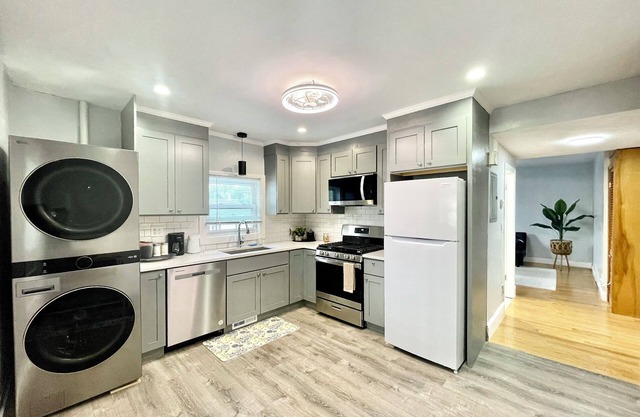 Charming 3-Beds In 2-bedrooms Apartment Near Quincy Adams