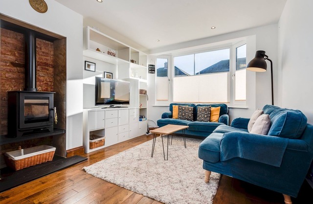 Charming 3 BR House - garden & parking Near CS Lewis park
