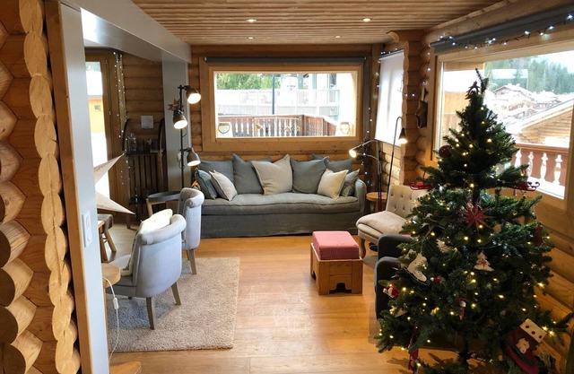Charming 3* Chalet with Panoramic Views, 400m from La Tania Ski Slopes