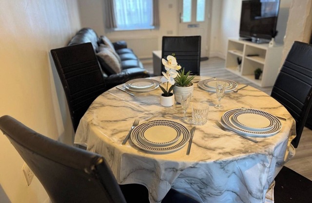 Charming 3B Home in East London - Cozy and Central