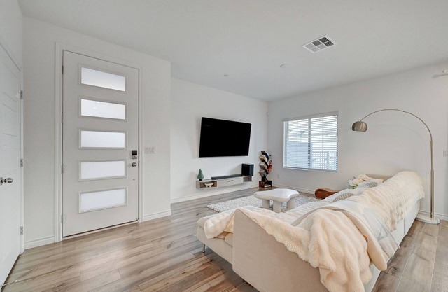 Charming 3B3B townhome with full bedroom and bathroom DOWNSTAIRS in Las Vegas