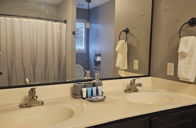 Charming 3bd/2ba House on large lot,