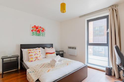 Charming 3BD Retreat with Balcony East London