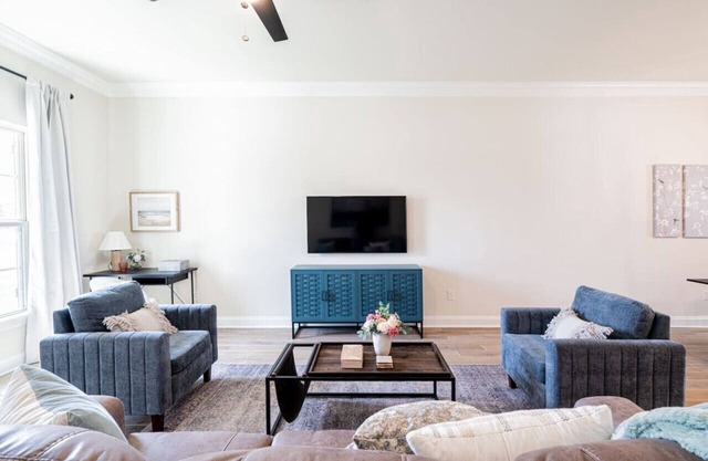 Charming 3Bed 2Bath Oasis