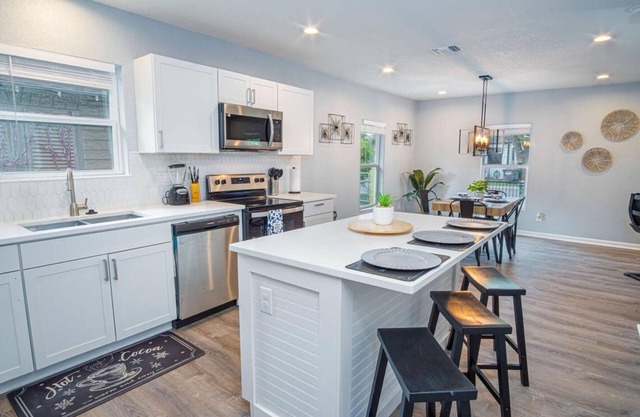Charming 3BR 1BA Close to Vibrant Downtown