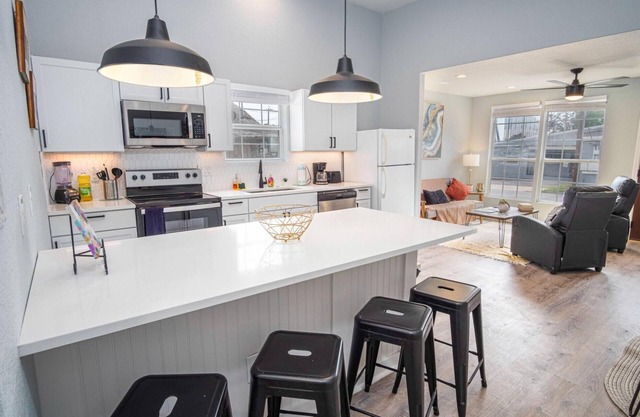 Charming 3BR 2BA Gem Close to Downtown Riverwalk