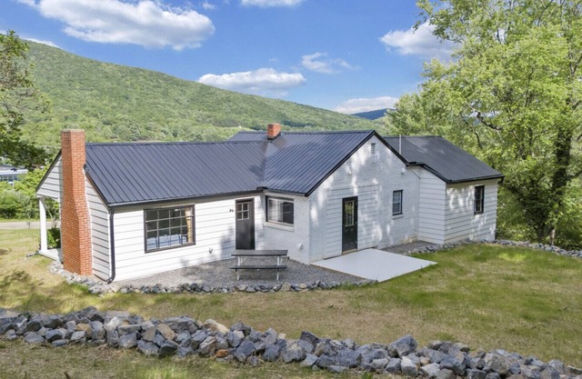 Charming 3BR home seconds from the Blue Ridge Parkway