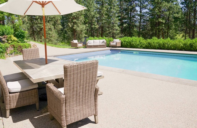 Charming 4 acre estate with salt water pool