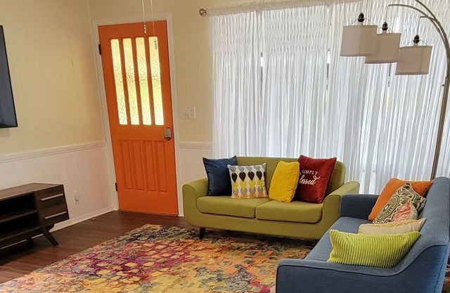 Charming 4 bd in Waimea Town - SW Kauai. Walk to Beach, Dining, Market, etc.