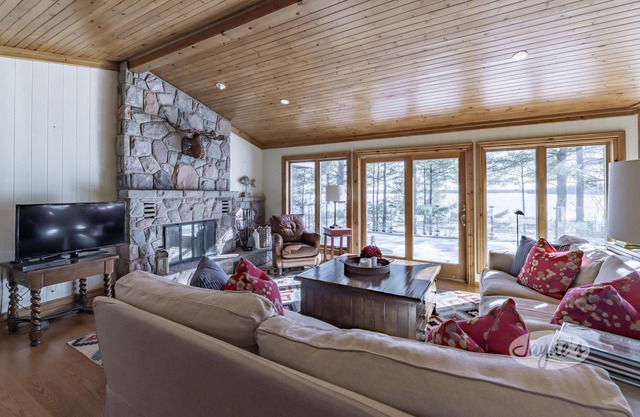 Charming 4 bed 4 bath cottage on Lake Rosseau with Boathouse! SW Exposure!