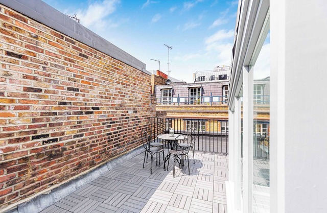 Charming 4 bed Smithfield House with roof terrace