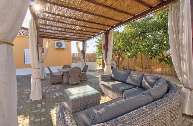 Charming 4-Bed Villa in moncarapacho