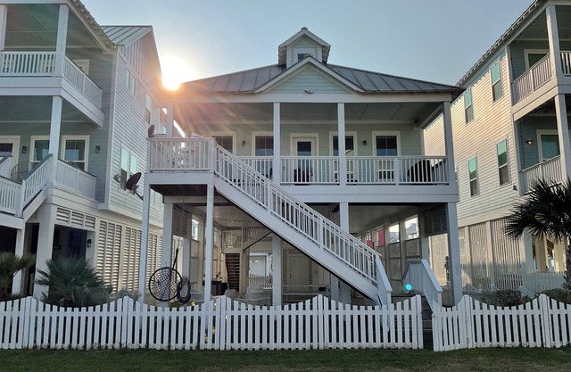 Charming 4-bedroom 3 bathroom house in amazing Beachside Village, Galveston