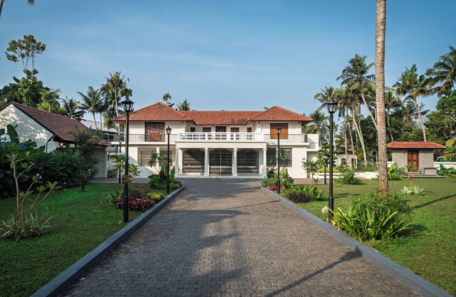 Charming 4 - Bedroom Airconditioned Bungalow near Cherai Beach at North Paravur