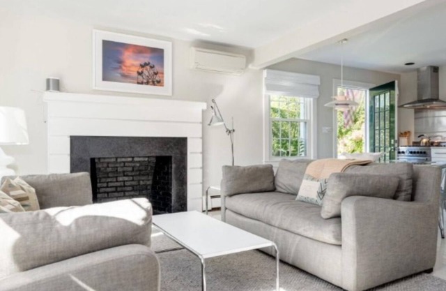 Charming 4-bedroom and 2 Full Bath cottage in Brant Point location with WiFi, AC