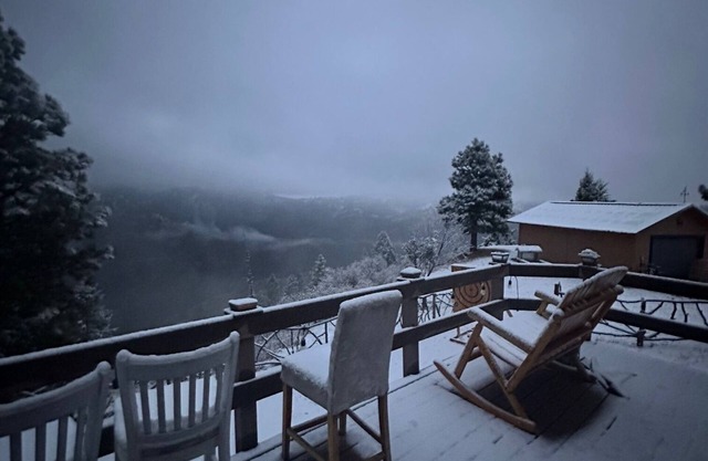 Charming 4-bedroom B&B with near 360 Views & WiFi in the Boise Mountains!