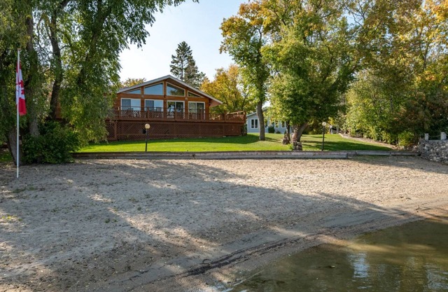 Charming 4-bedroom cabin on water in wonderful Petersfield with WiFi and TV