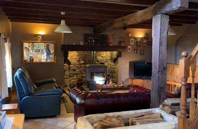 Charming 4-bedroom farmhouse in Pleugriffet with private swimming pool and WIFI