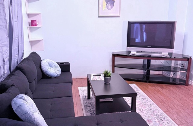 Charming 4-bedroom house in wonderful Belleville with WiFi, AC