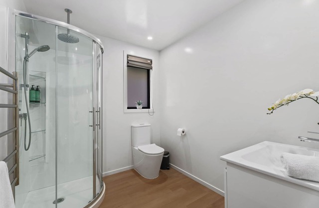 Charming 4-bedroom house in lovely Queenstown with WiFi, AC