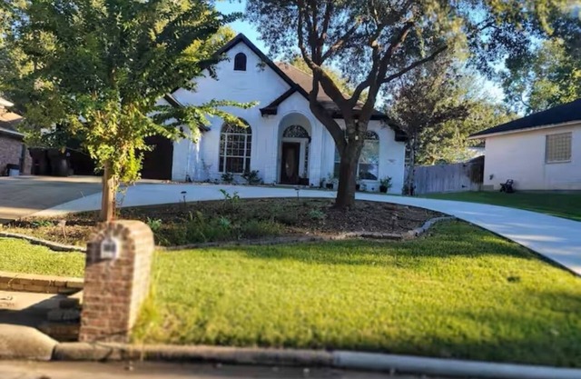 Charming 4-bedroom house in the gated lake community, April Sound!
