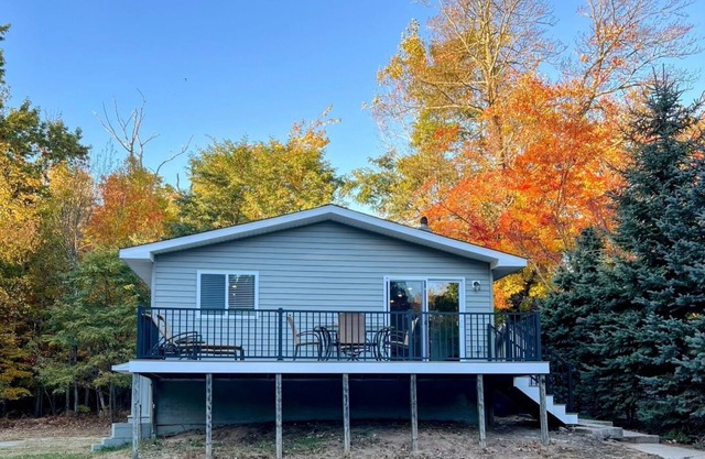 Charming 4-bedroom house with AC and WiFi by Arcadia Bluffs in Bear Lake, MI