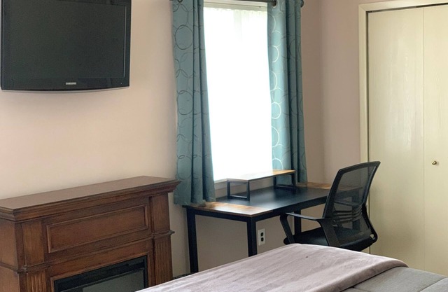 Charming 4-bedroom house in welcoming Roscommon with WiFi, AC
