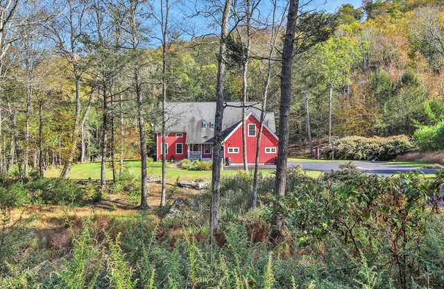 Charming 4-bedroom house on 2 acres in marvelous Woodstock with WiFi, AC