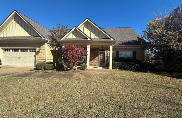 Charming 4-bedroom home in lovely LaGrange 15 minutes from Great Wolf Lodge