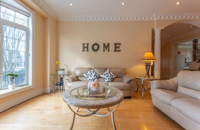 Charming 4-bedroom house in lovely Toronto with AC, WiFi