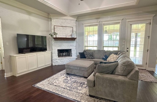 Charming 4-bedroom house, play set for the kids, just minutes from the Lake!!!!!