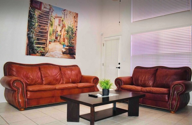 Charming 4-bedroom house 15 min from fort bliss/great for large groups