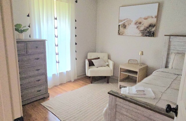 Charming 4-bedroom house with AC and private fenced backyard in Marrero