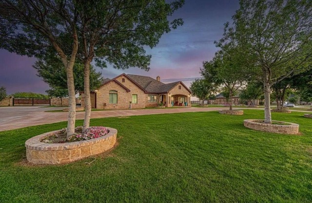Charming 4-bedroom house + pool + with AC and WiFi in lovely Midland, TX.