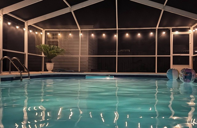Charming 4-bedroom house in Navarre Fl saltwater enclosed heated pool sleeps 12
