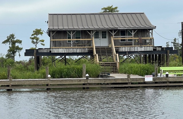 Charming 4-bedroom house with AC, WiFi in peaceful Akers Next to the Sun Bun
