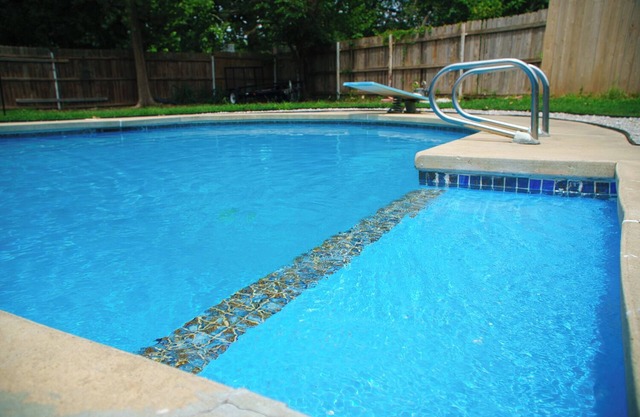 Charming 4-bedroom house with AC, WiFi and swimming pool in welcoming Norman
