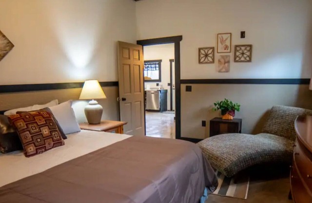 Charming 4-bedroom house in Sarona with AC, WiFi. Enjoyable getaway. Dired