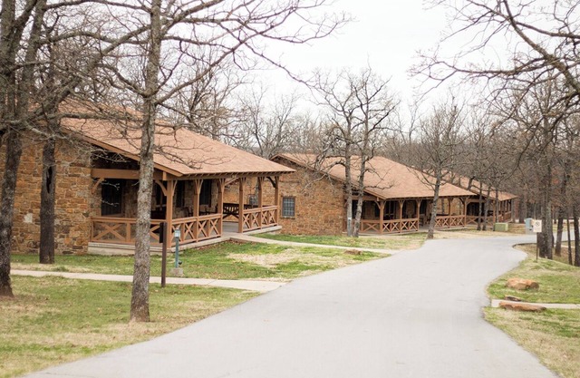 Charming 4-bedroom lodge with AC and WiFi near the Tulsa Botanical Gardens.