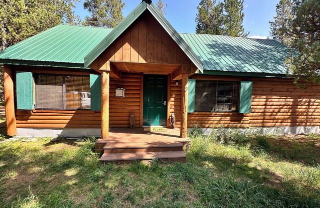 Charming 4-bedroom cabin with AC and WiFi, and hot tub in Island Park.