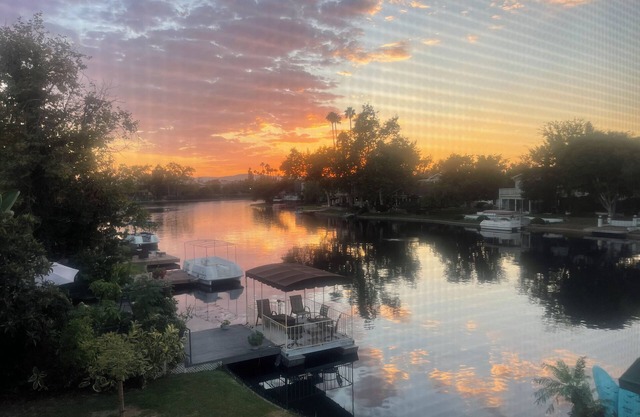 Charming 4-bedroom house On the Lake with Boat and deck